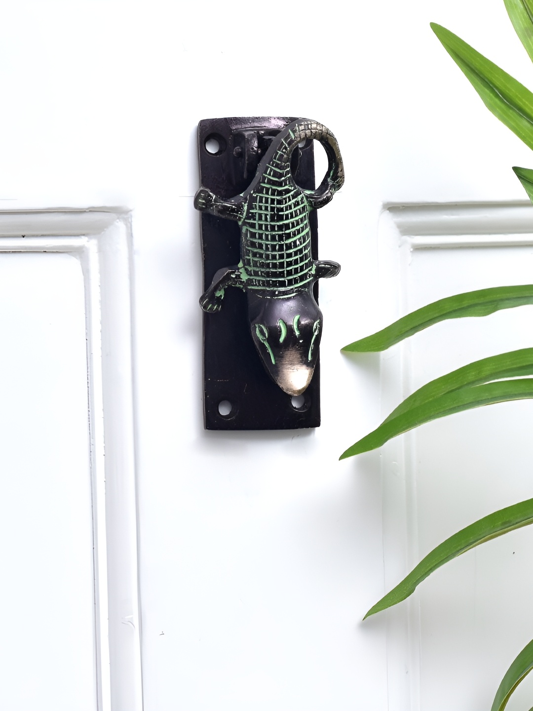 

Indianshelf Black & Green Crocodile Door Knocker