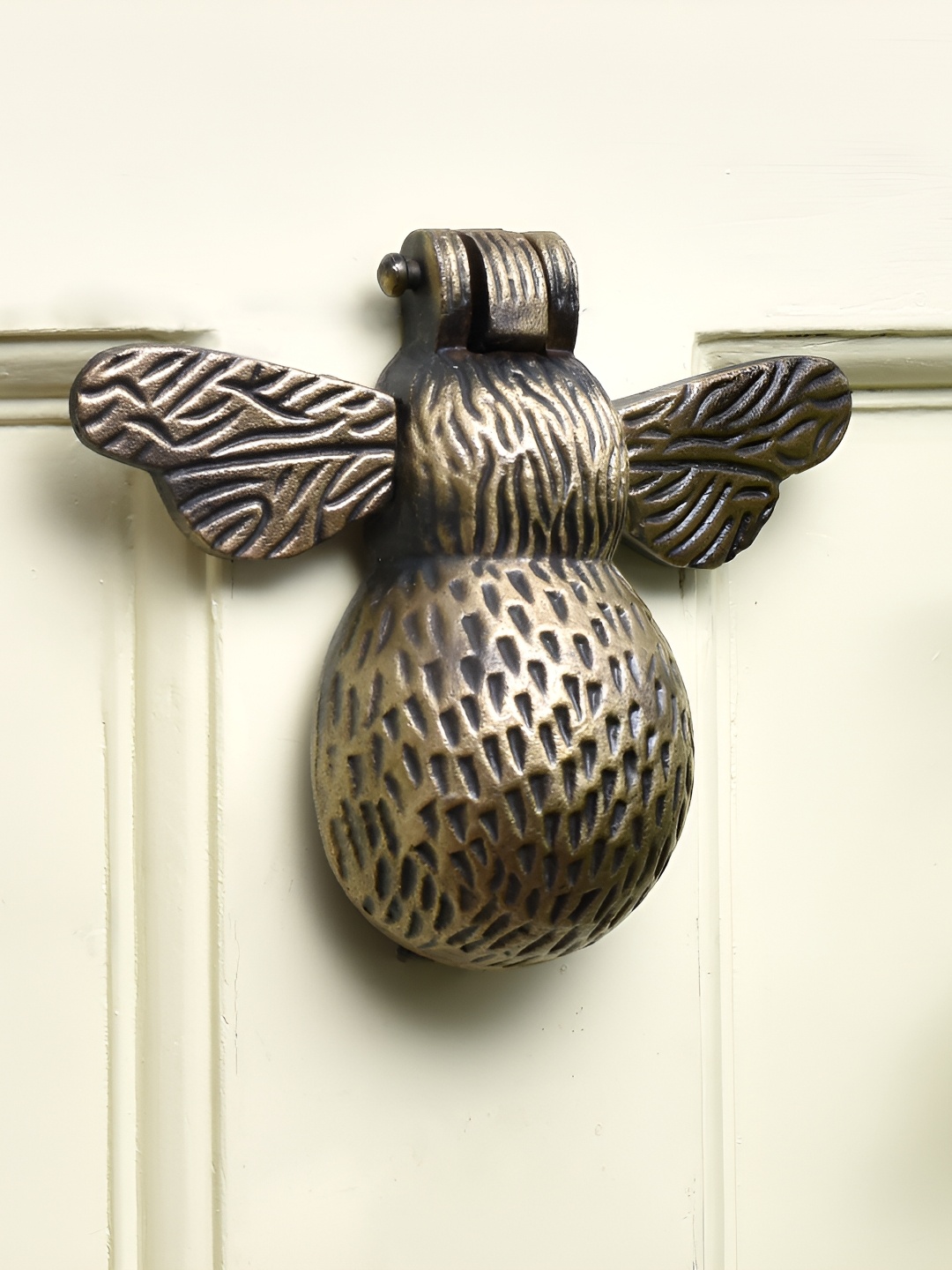 

Indianshelf Beige Bumble Bee Door Knocker