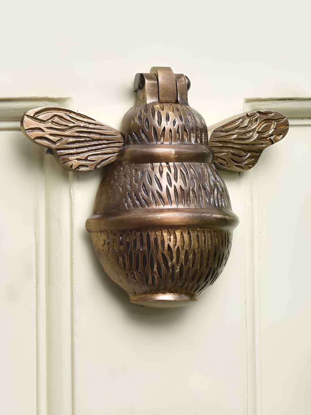 

Indianshelf Beige Bumble Bee Door Knocker