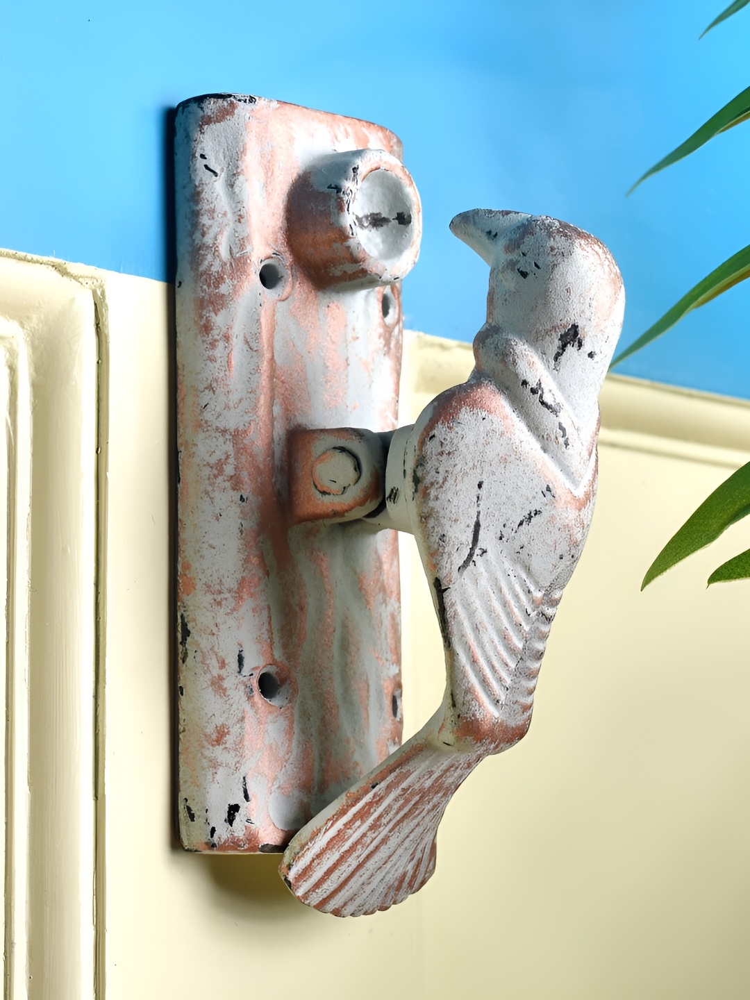 

Indianshelf Beige & White Woodpecker Bird Door Knocker