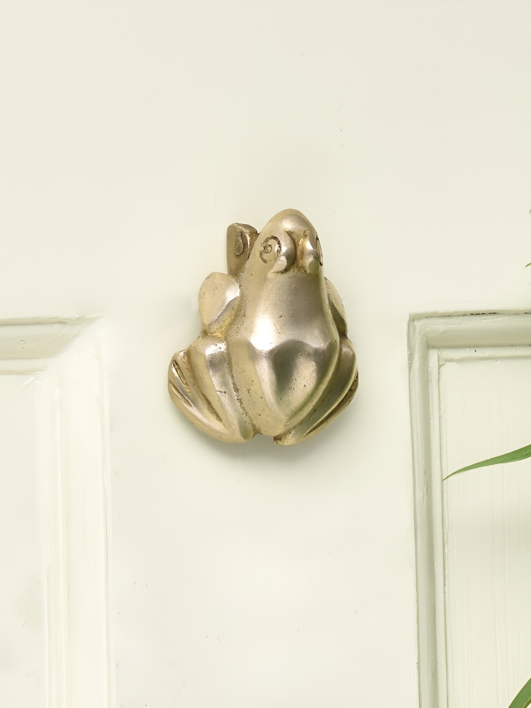 

Indianshelf Beige Brass Frog Door Knocker