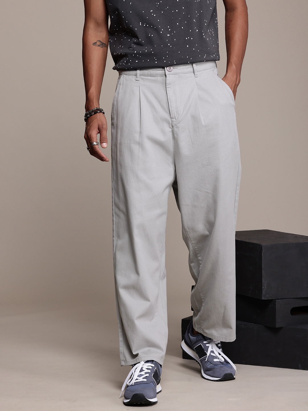 

The Roadster Life Co. Men Loose Fit Pleated Pure Cotton Chinos Trousers, Grey