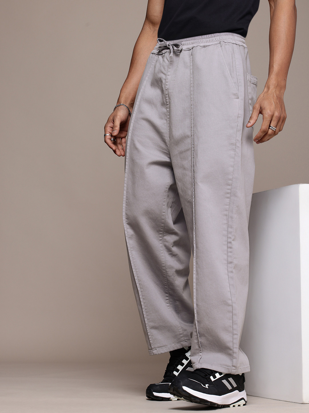 

The Roadster Life Co. Men Baggy Fit Parallel Trousers, Grey