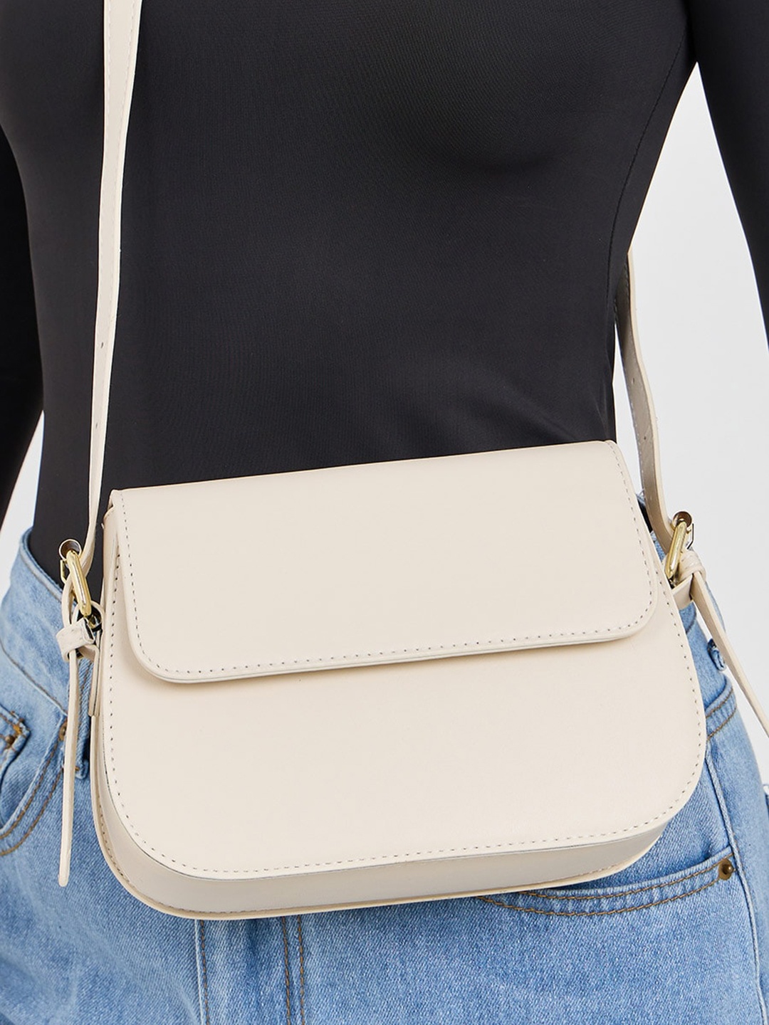 

Styli Women Curve Edge Shoulder Bag, White