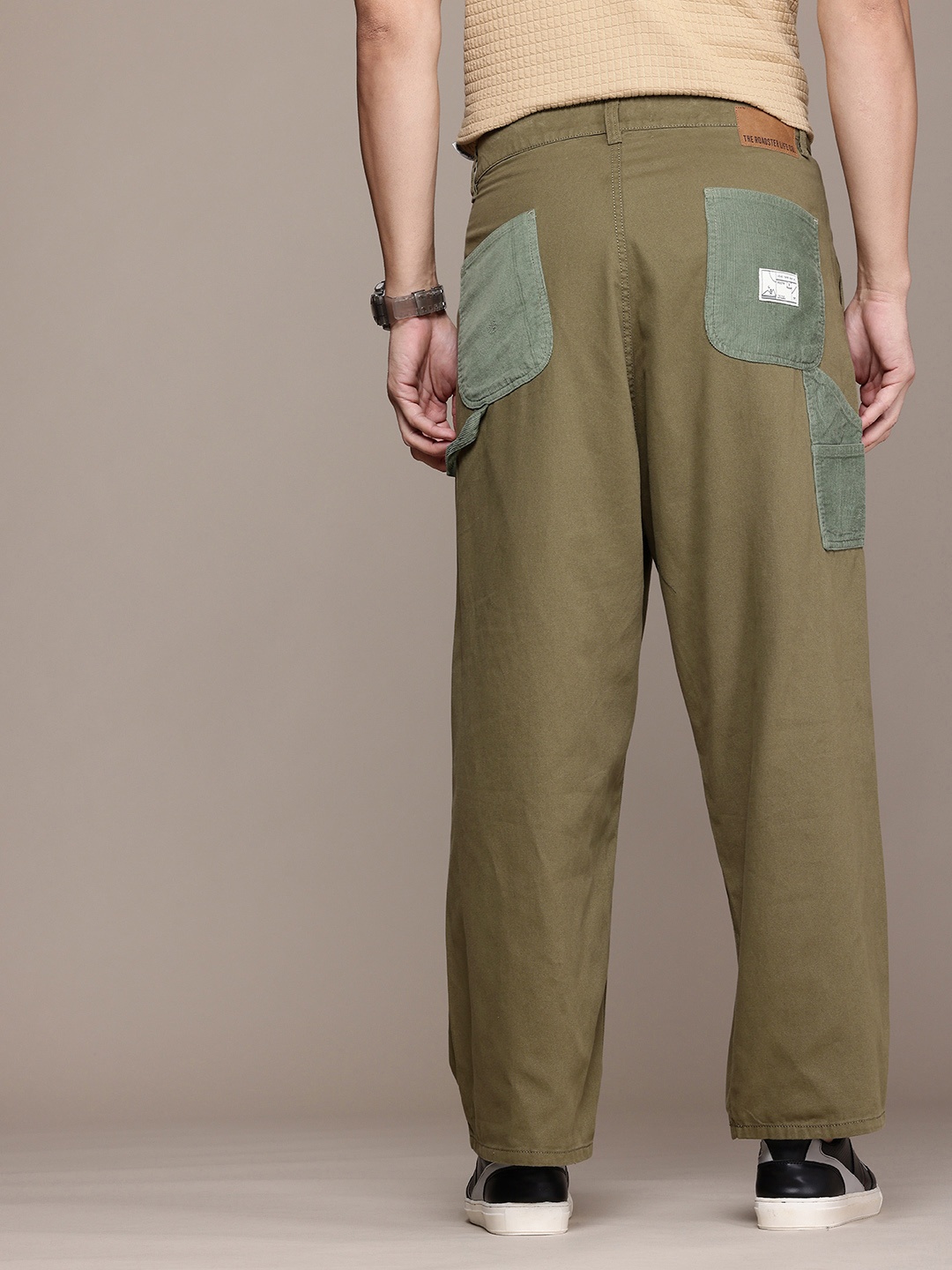 

The Roadster Life Co. Men Baggy Fit Pure Cotton Chinos Trousers, Olive