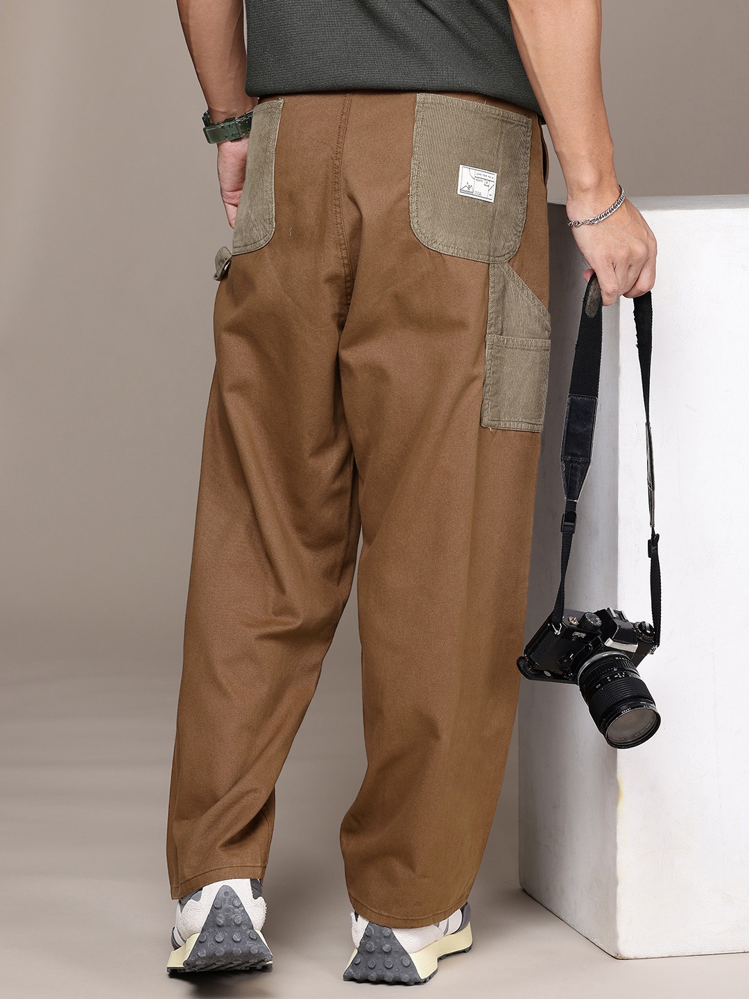 

The Roadster Life Co. Men Pure Cotton Baggy Fit Chinos Trousers, Brown