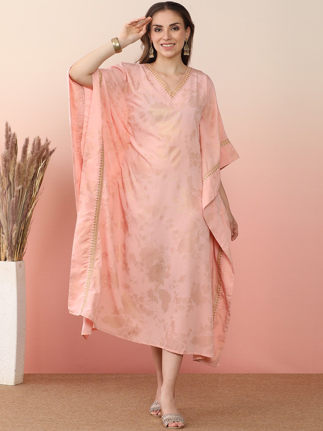 

Ahalyaa Printed Flared Sleeves Floral Kaftan Kurta, Pink