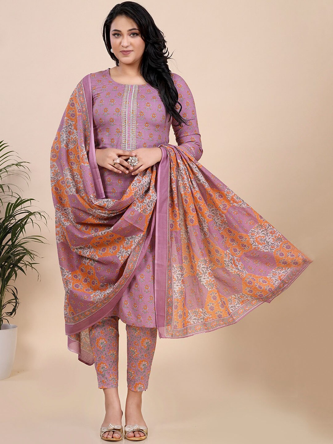 

Amchoor Floral Printed Straight Kurti With Trouser & Dupatta, Pink