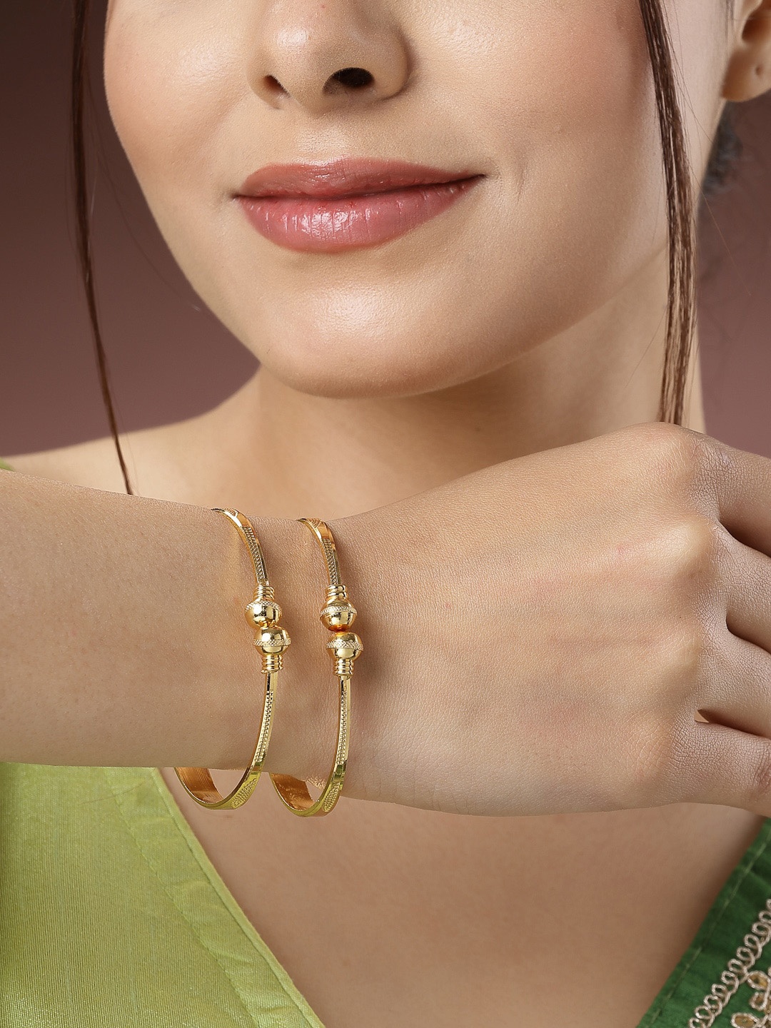 

NVR Set of 2 Gold-Plated Adjustable Bangles