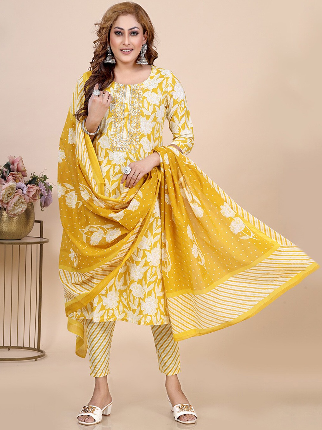 

Amchoor Floral Printed Round Neck Straight Kurta with Trousers & With Dupatta, Yellow