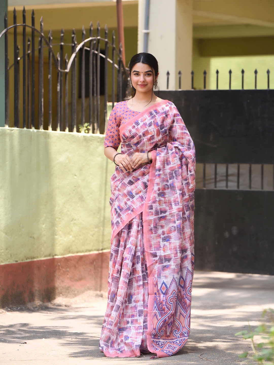 

VEECHIS Floral Printed Zari Pure Linen Saree, Maroon