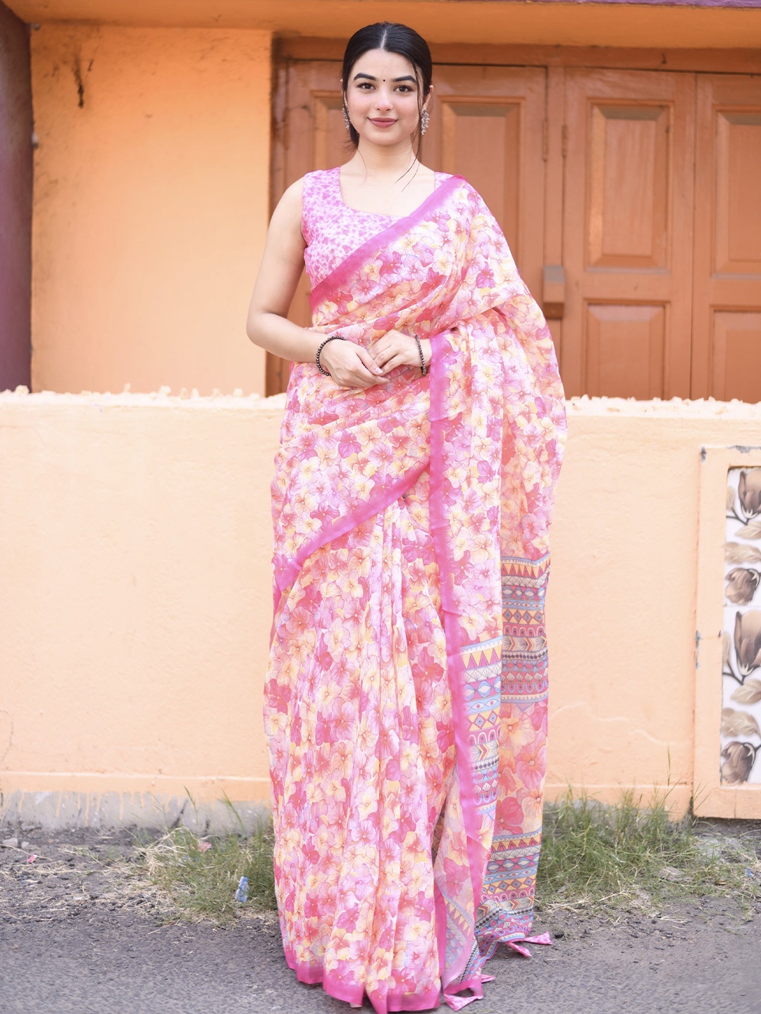 

VEECHIS Floral Printed Pure Linen Saree, Pink