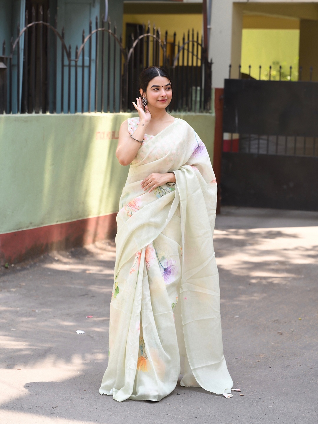 

VEECHIS Floral Printed Pure Linen Saree, Cream