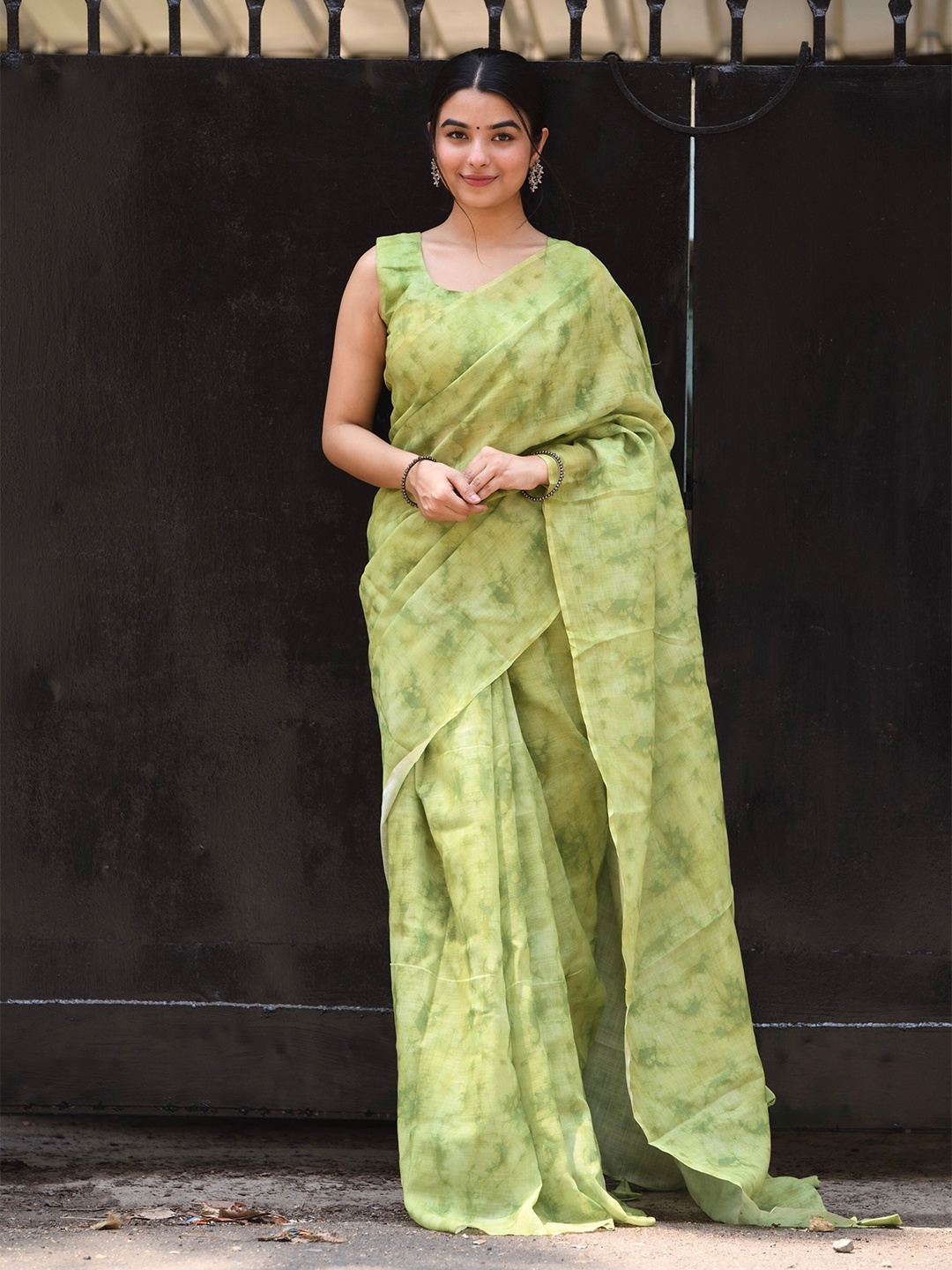 

VEECHIS Abstract Printed Pure Linen Saree, Green