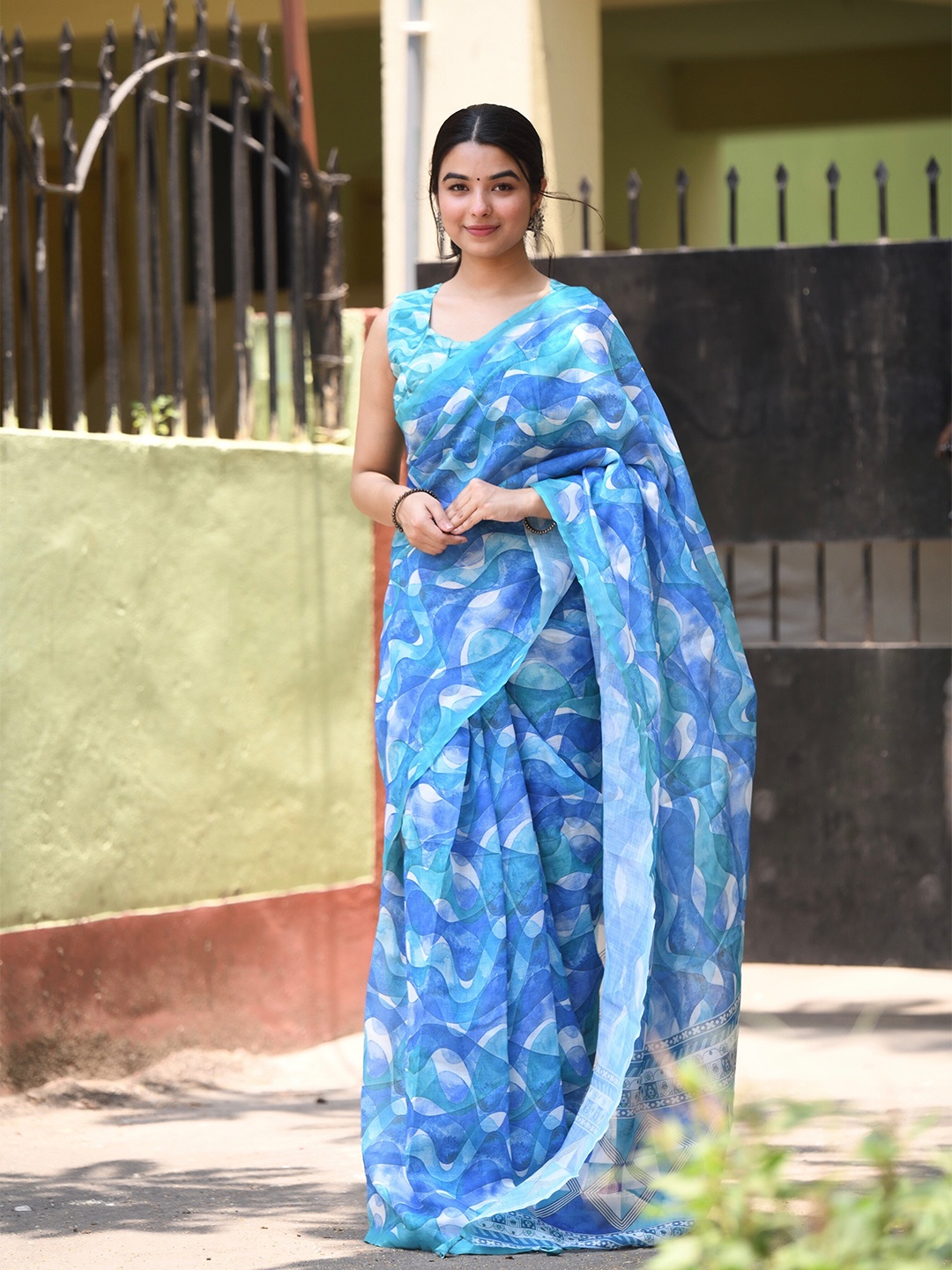

VEECHIS Abstract Printed Pure Linen Saree, Blue