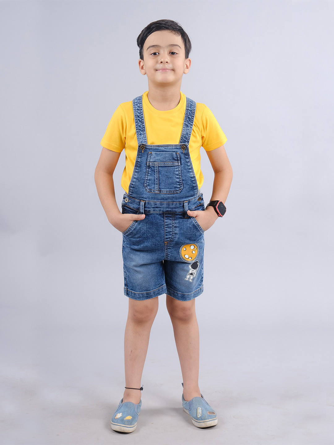 

KiddoPanti Boys Printed Denim Dungarees With T-Shirt, Mustard