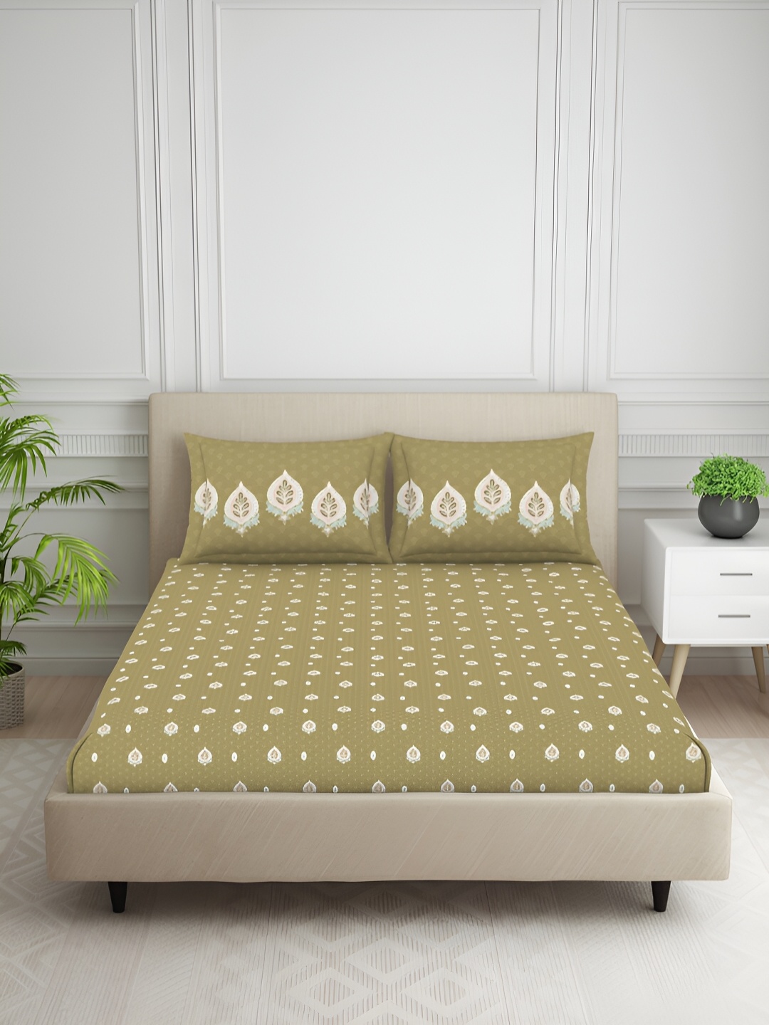 

SPACES Beige & White Printed Cotton 144 TC Queen Bedsheet With 2 Pillow Covers