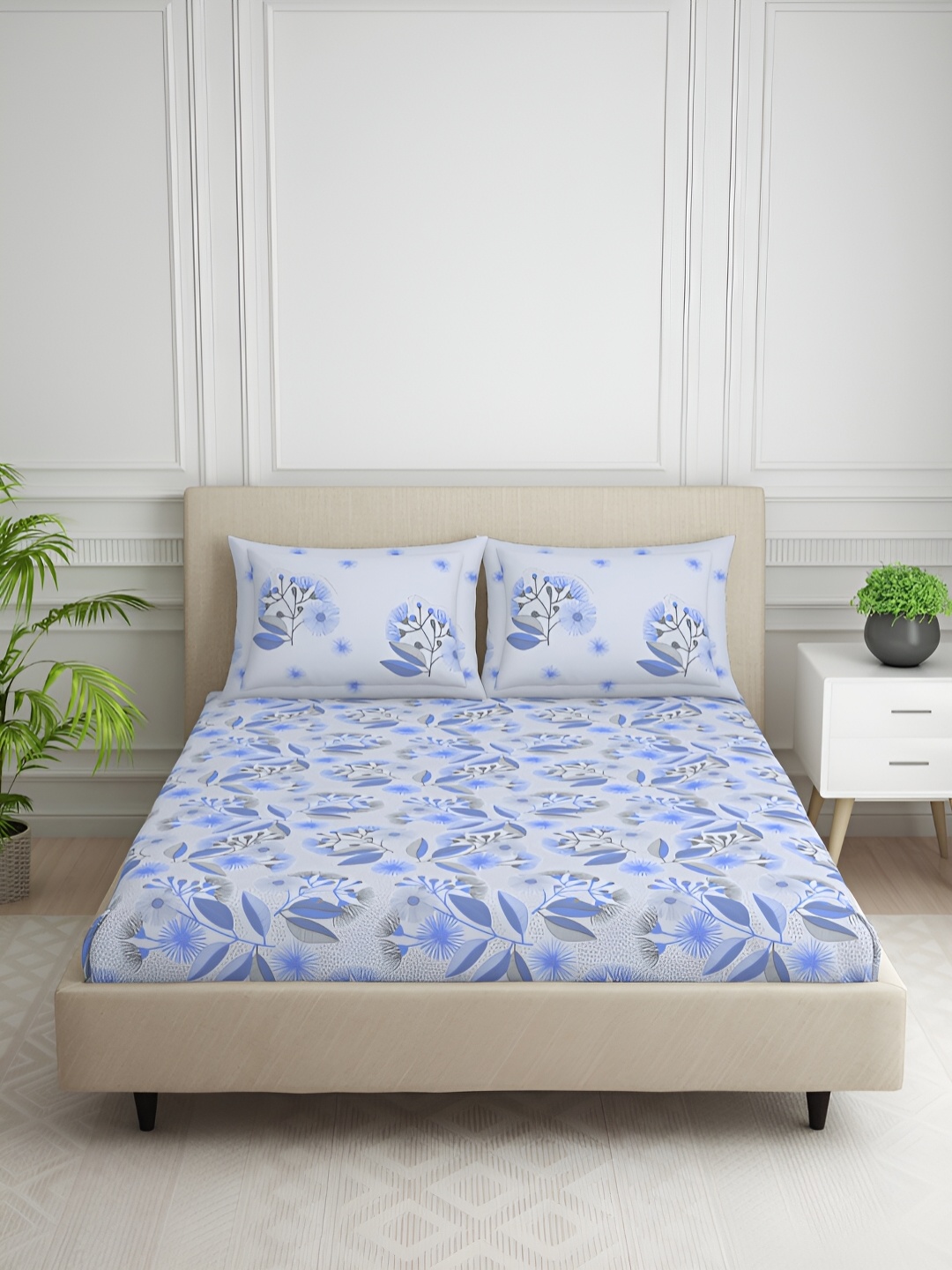 

SPACES Blue & White Printed Cotton 144 TC King Bedsheet With 2 Pillow Covers