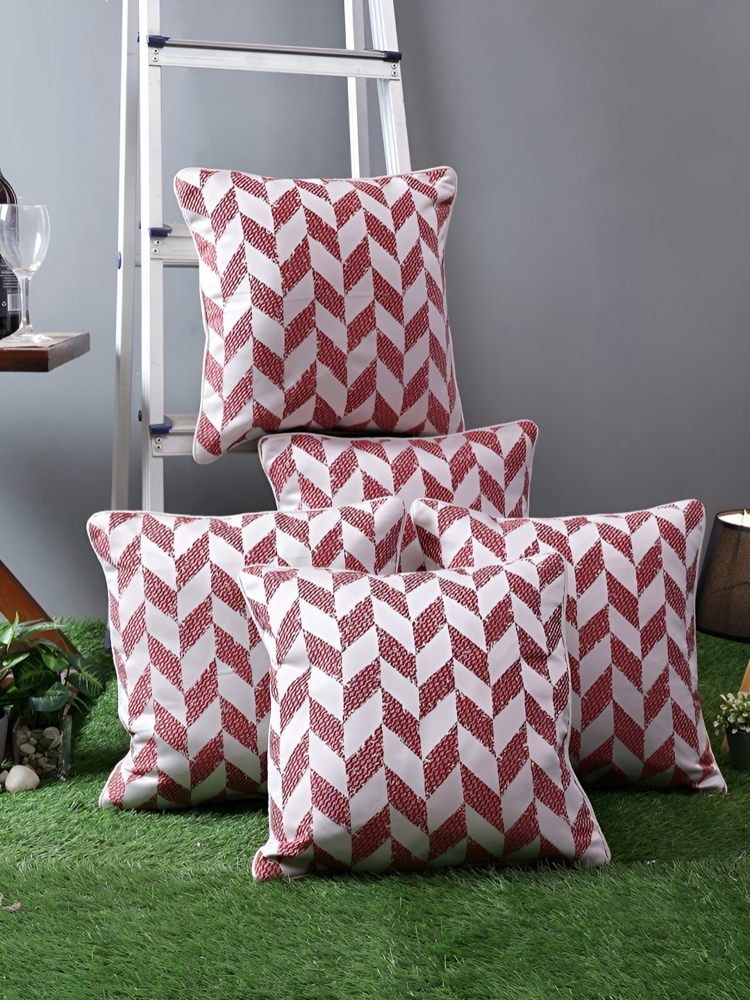 

Aura Pink & White 5 Pieces Geometric Square Cushion Covers