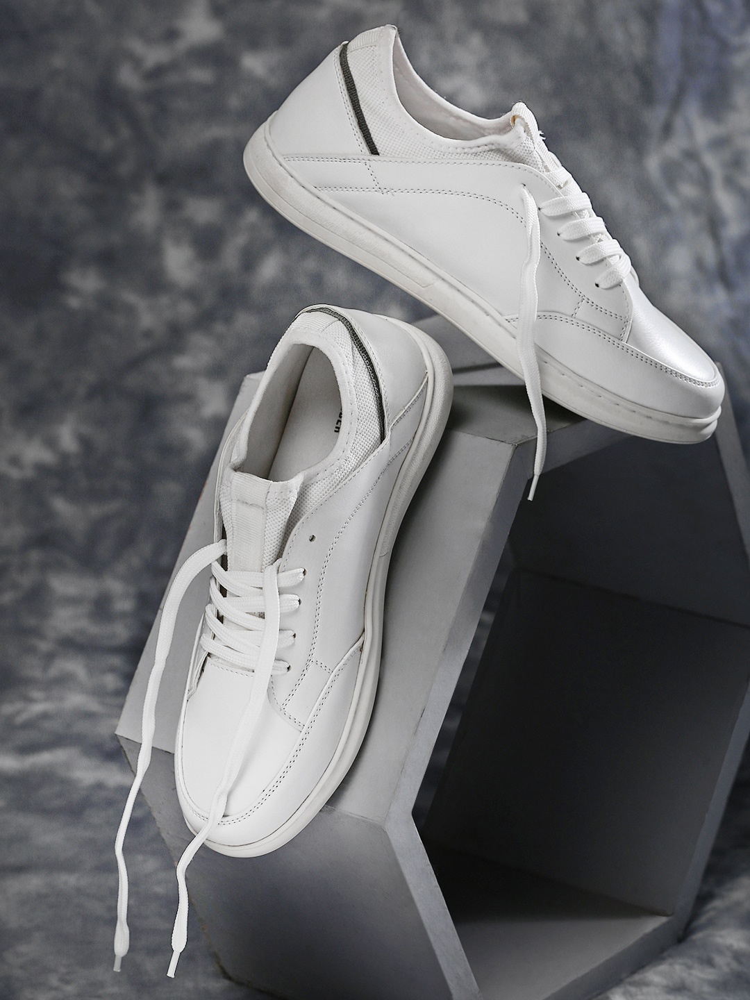 

HIGHLANDER Men Textured Sneakers, White