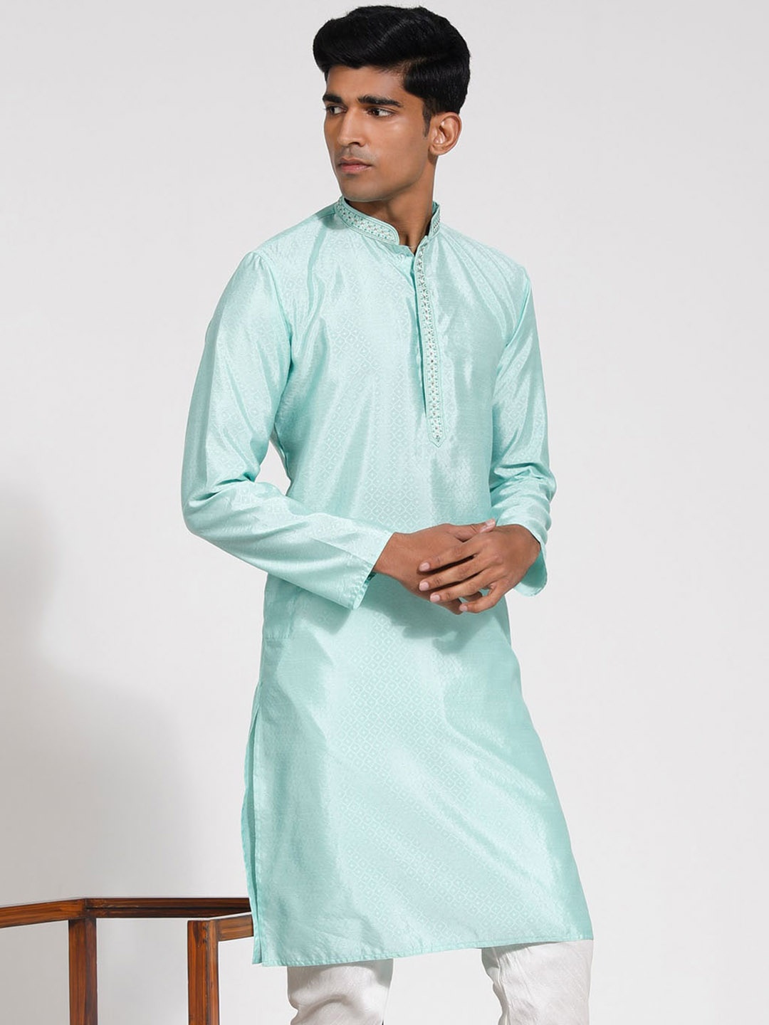 

VASTRAMAY Ethnic Motifs Mandarin Collar Regular Sleeves Thread Work Jacquard Kurta, Green