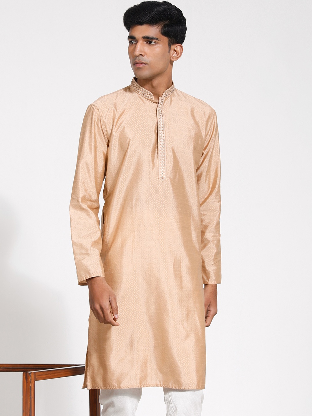 

VASTRAMAY Mandarin Collar Jacquard Kurta, Rose gold