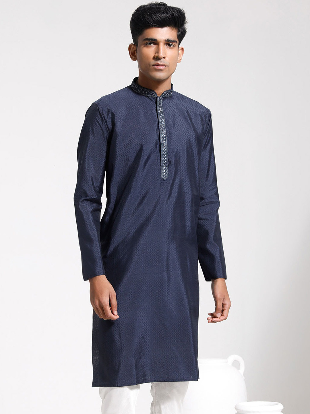 

VASTRAMAY Mandarin Collar Jacquard Kurta, Navy blue