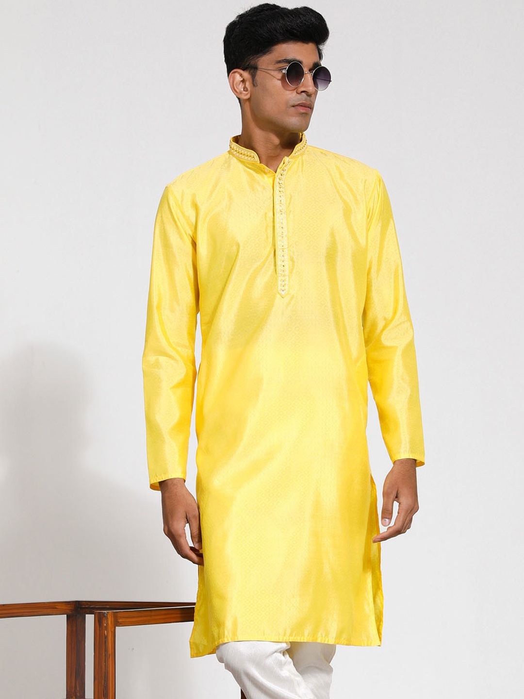 

VASTRAMAY Mandarin Collar Thread Work Jacquard Kurta, Yellow