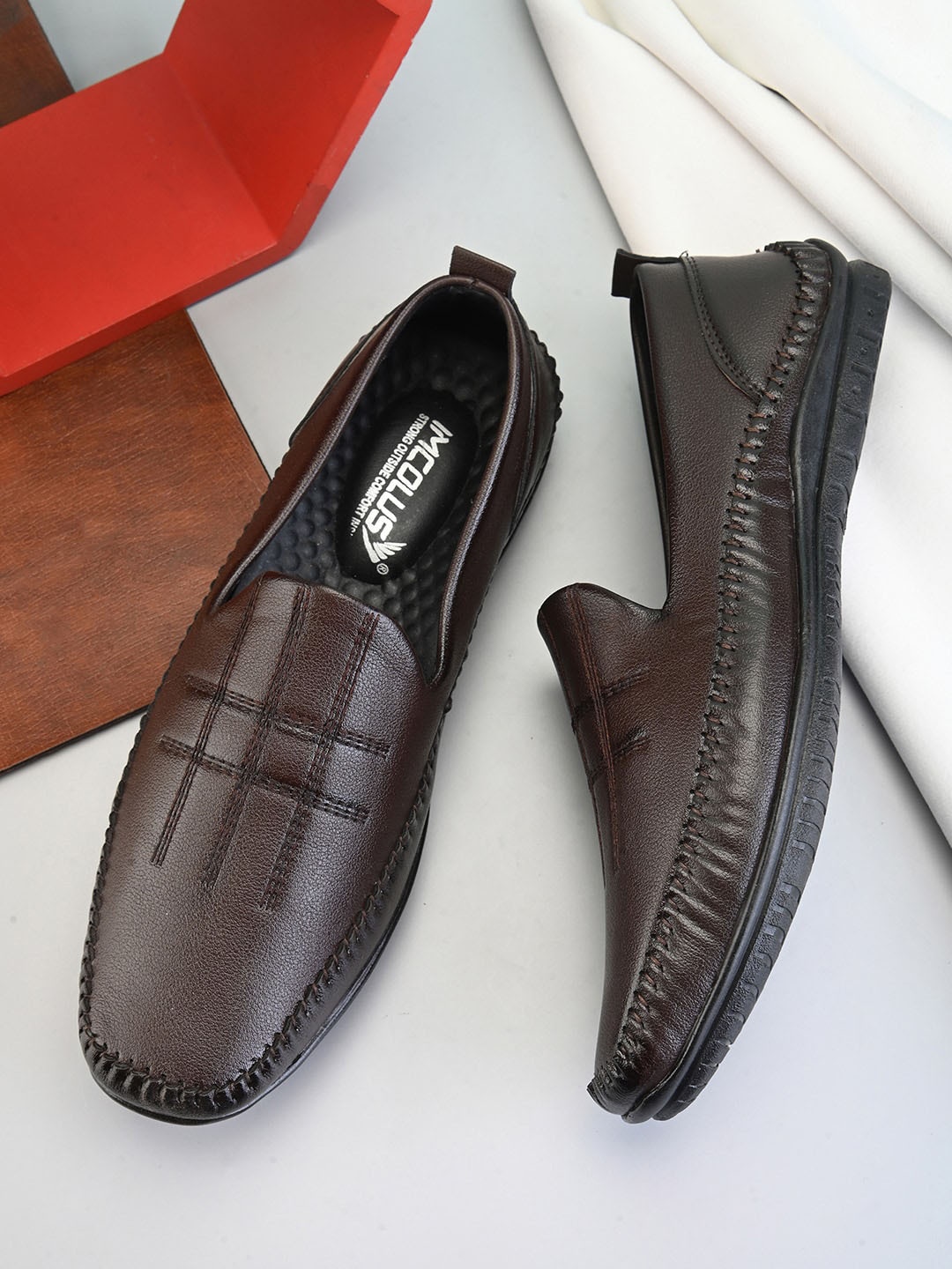 

IMCOLUS Men Textured Round Toe Loafers, Brown