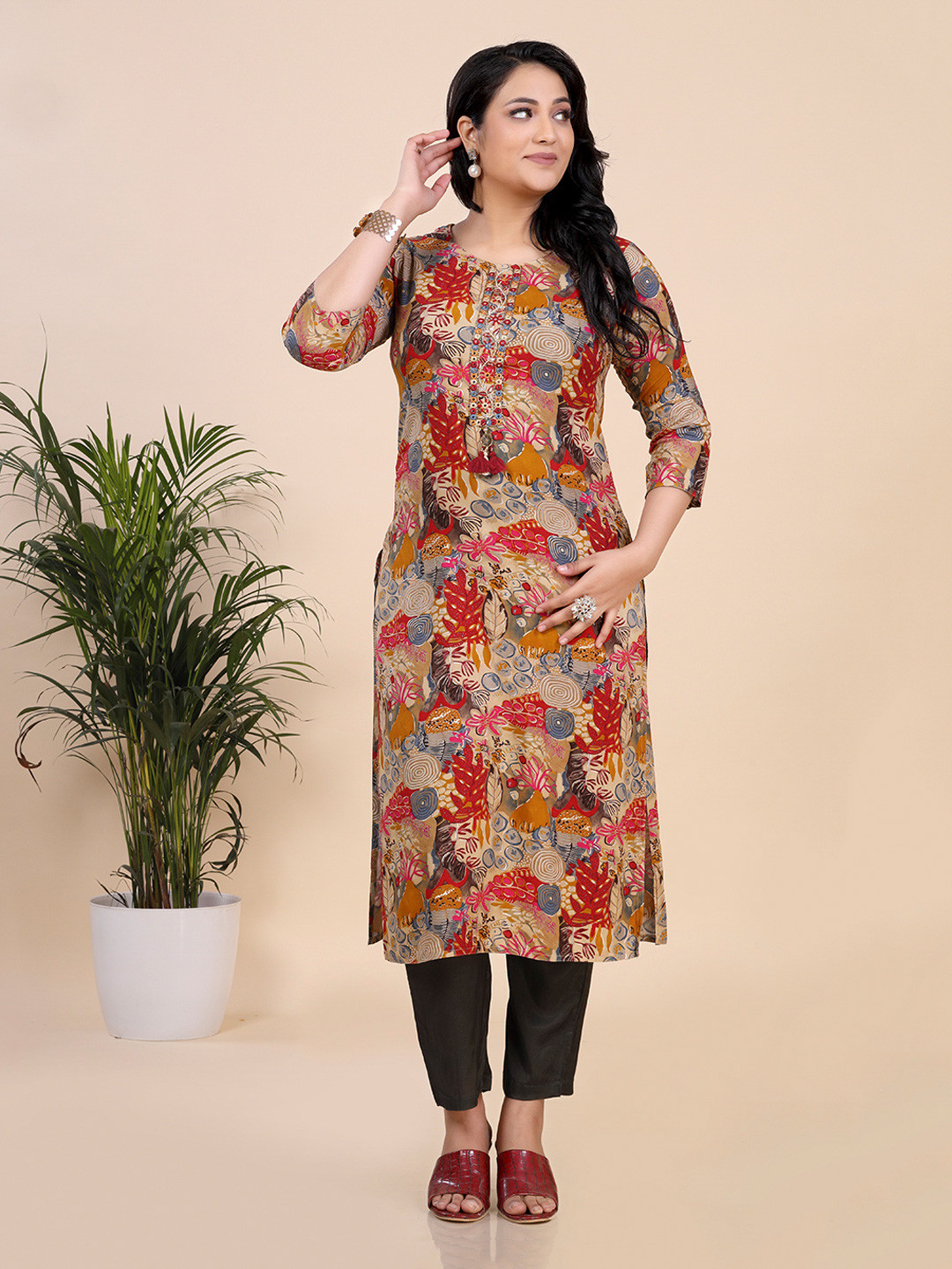 

Amchoor Floral Printed Straight Kurta, Beige