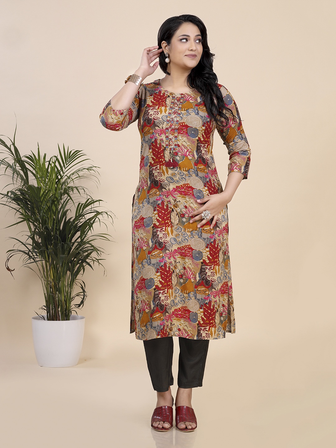 

Amchoor Floral Printed Straight Kurta, Beige