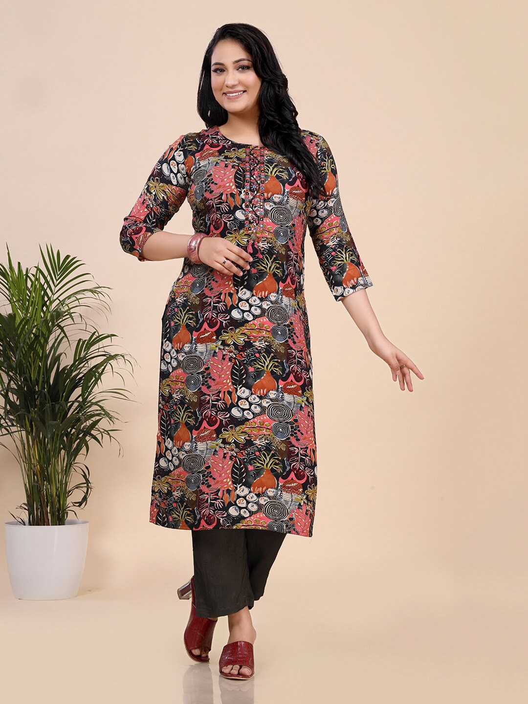 

Amchoor Floral Printed Round Neck Straight Kurta, Black