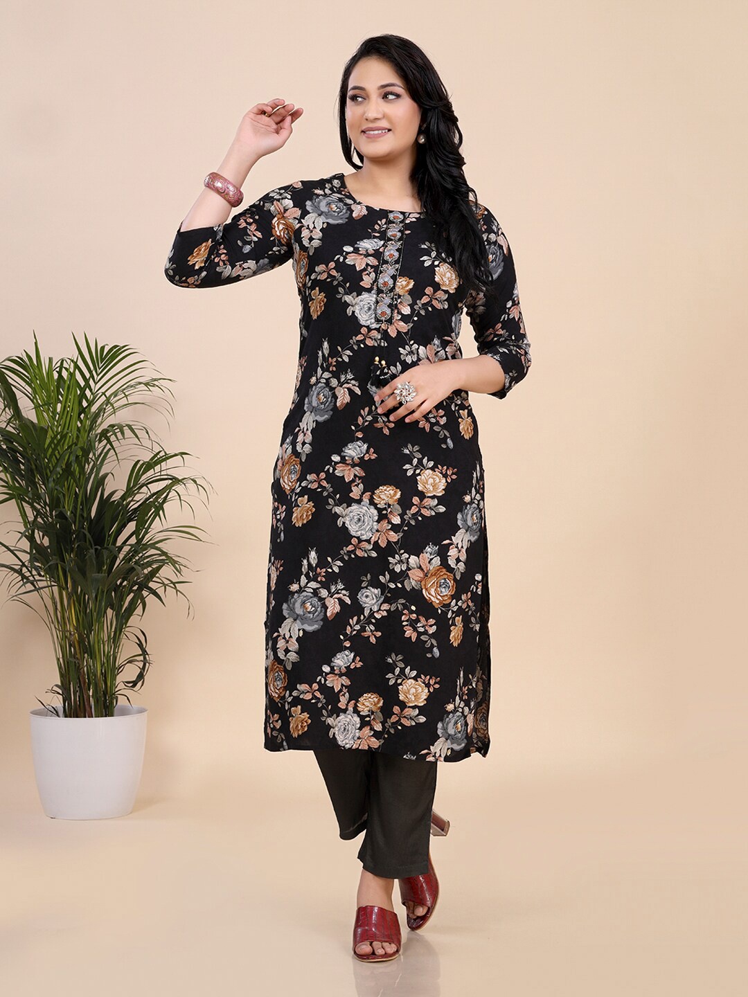 

Amchoor Floral Printed Round Neck Straight Kurta, Black
