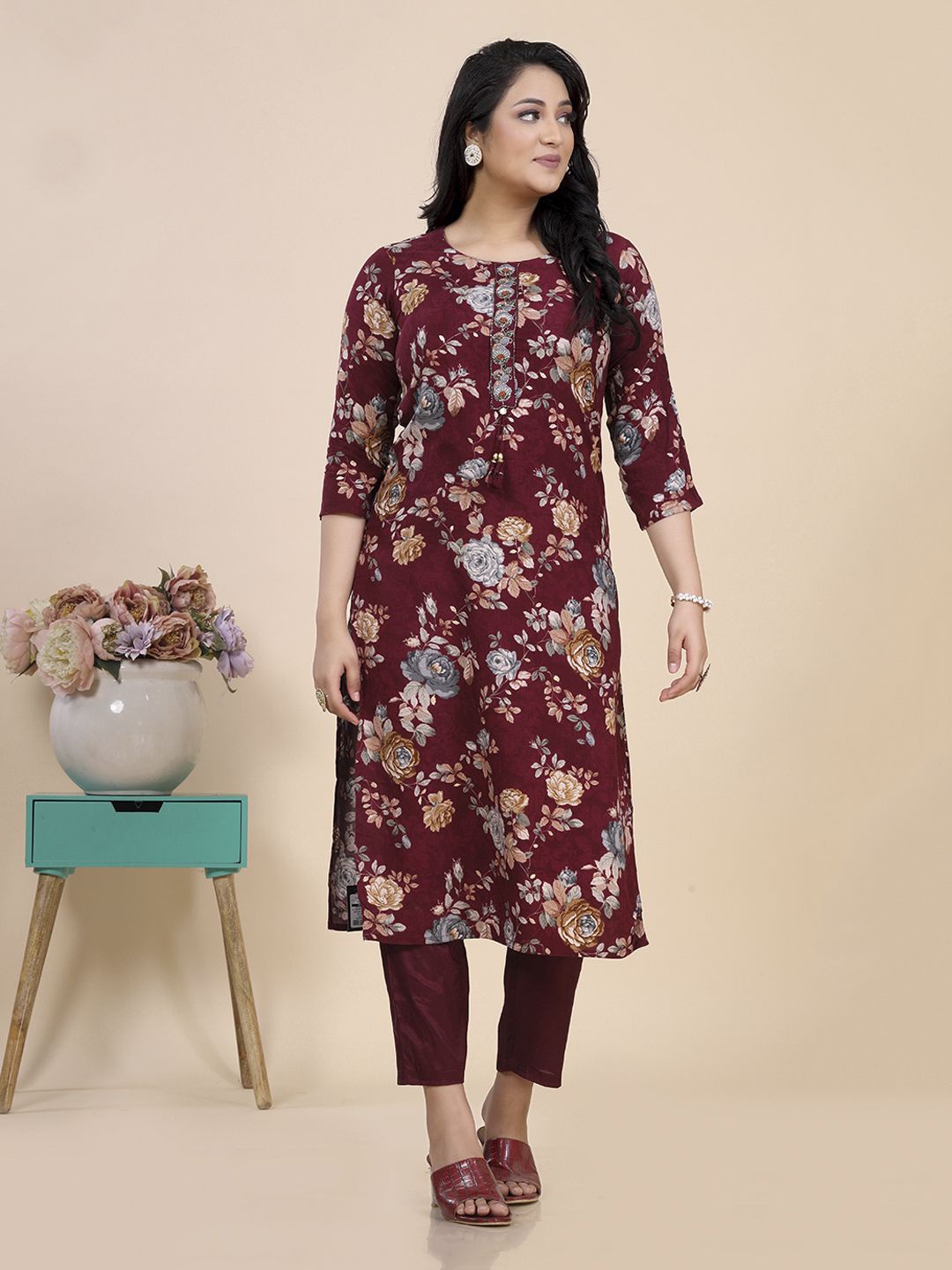 

Amchoor Floral Printed Round Neck Straight Kurta, Maroon