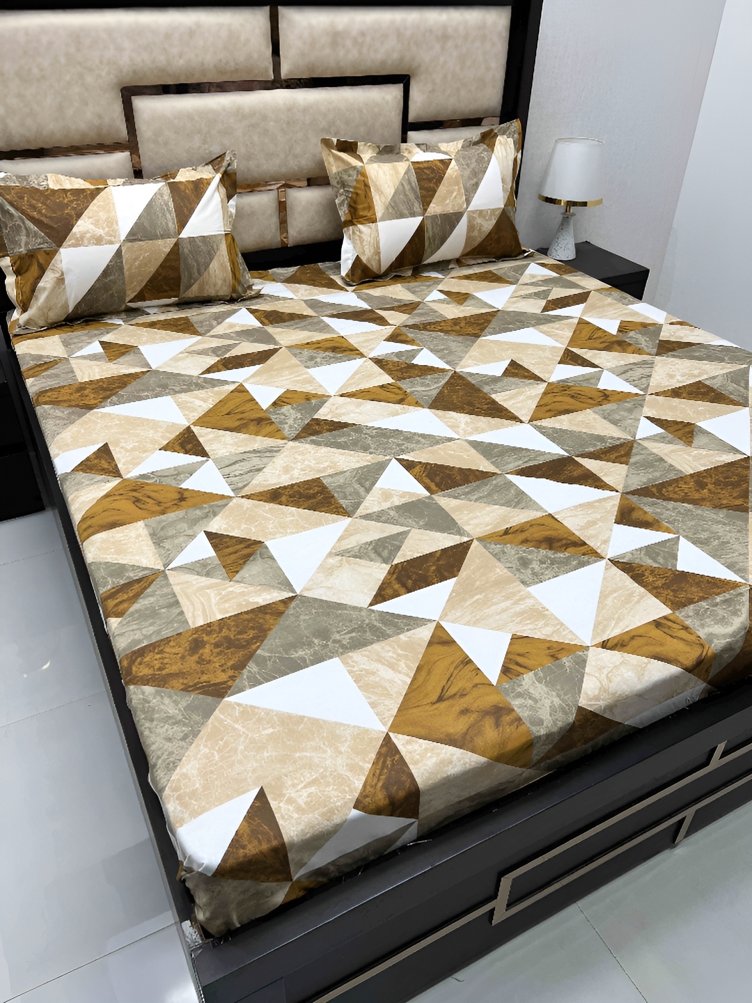 

Pure Decor Brown & White Geometric Cotton 300 TC King Bedsheet with 2 Pillow Covers