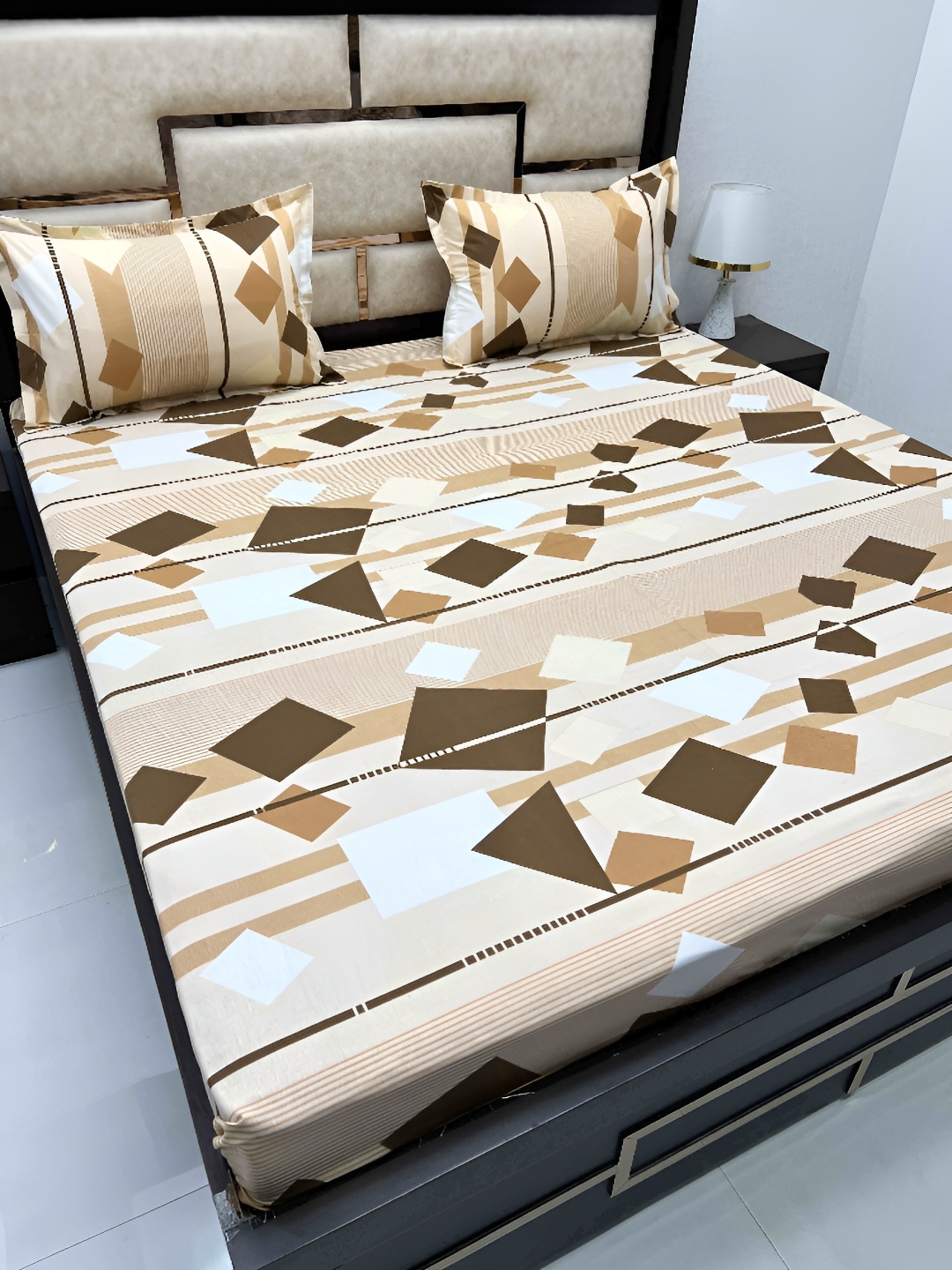 

Pure Decor Brown & White Geometric Cotton 300 TC King Bedsheet with 2 Pillow Covers