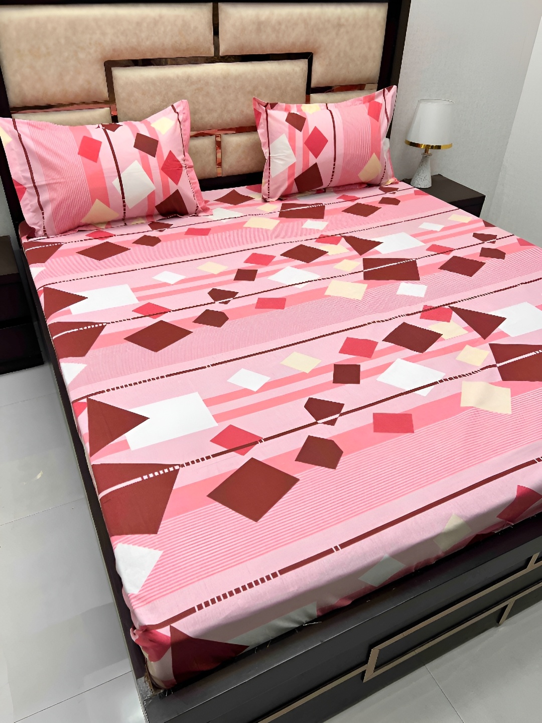 

Pure Decor Pink & White Geometric Cotton 300 TC King Bedsheet with 2 Pillow Covers