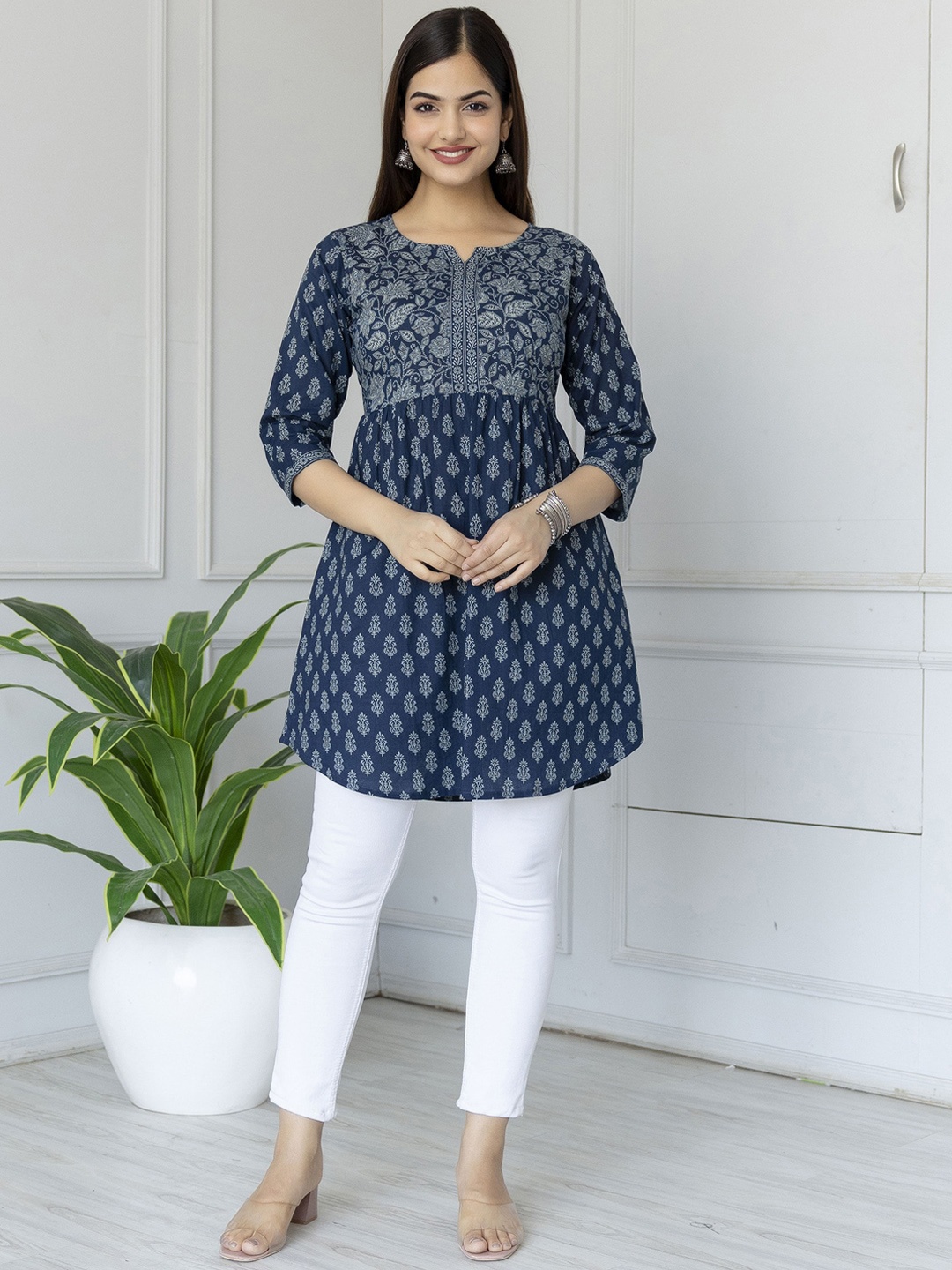 

Nayo Paisley Printed Round Neck Kurta, Blue