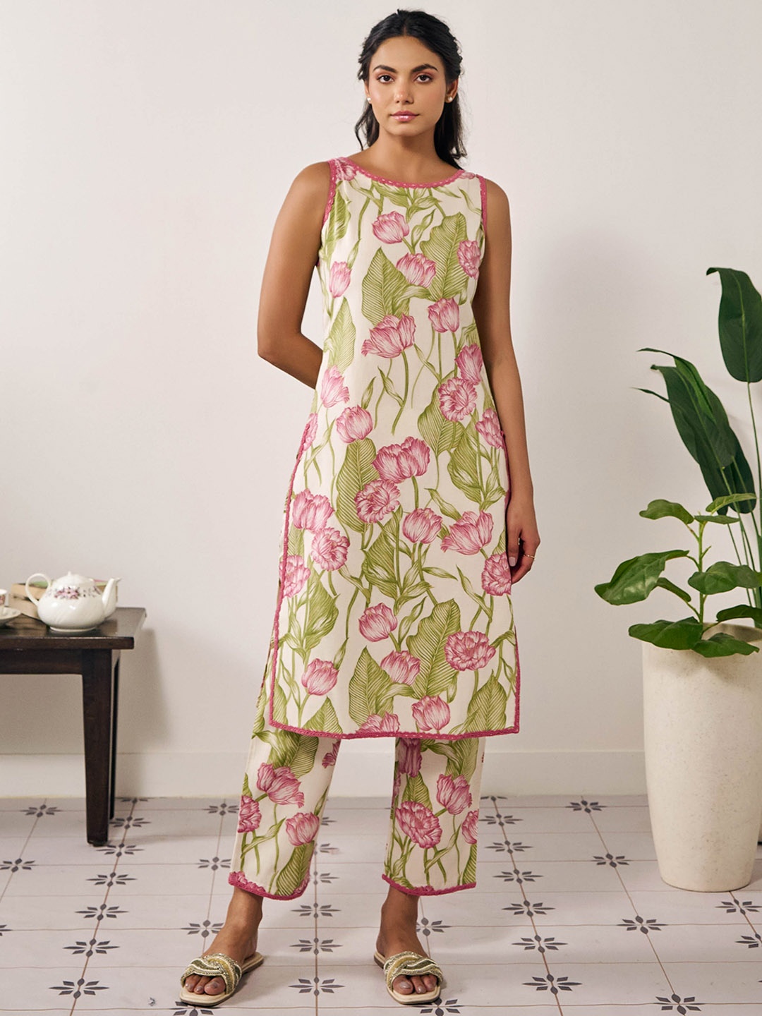 

anayna Floral Printed Round Neck Thread Work Straight Kurta with Trousers, Pink