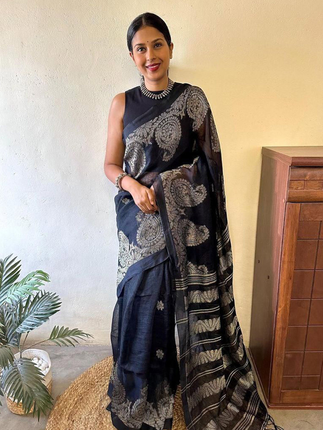 

AVANSHEE Paisley Woven Design Zari Silk Cotton Banarasi Saree, Navy blue