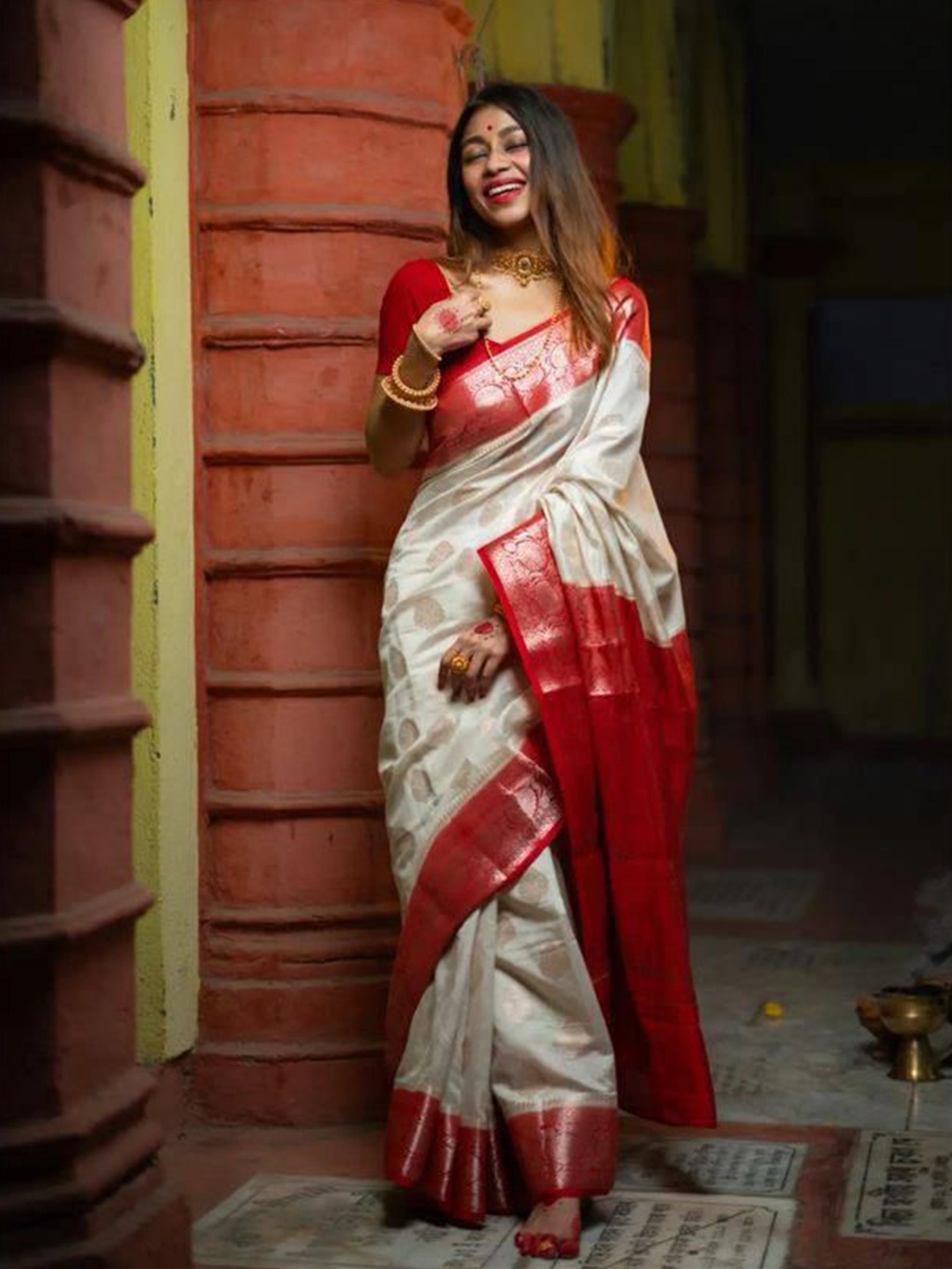 

AVANSHEE Ethnic Motifs Woven Design Silk Cotton Zari Banarasi Saree, White