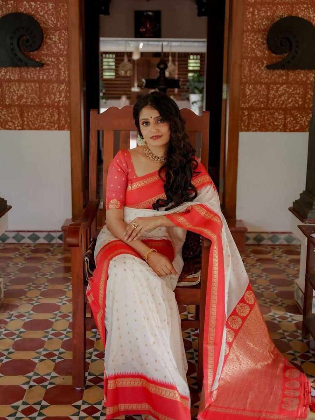 

AVANSHEE Ethnic Motifs Woven Design Silk Cotton Zari Banarasi Saree, White