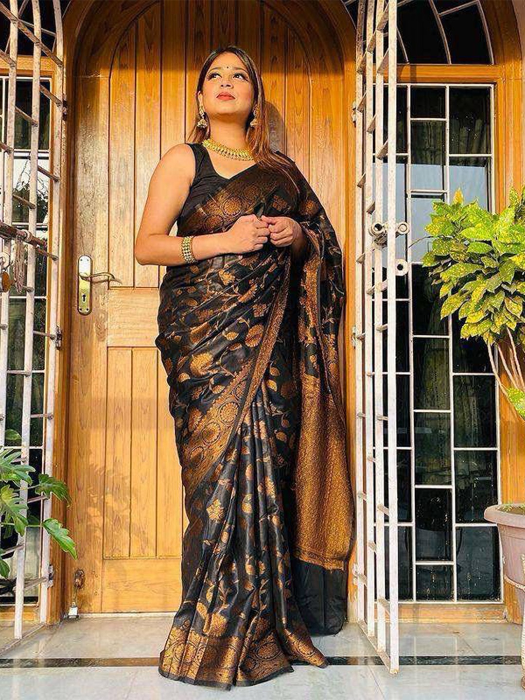 

AVANSHEE Ethnic Motifs Woven Design Silk Cotton Zari Banarasi Saree, Black