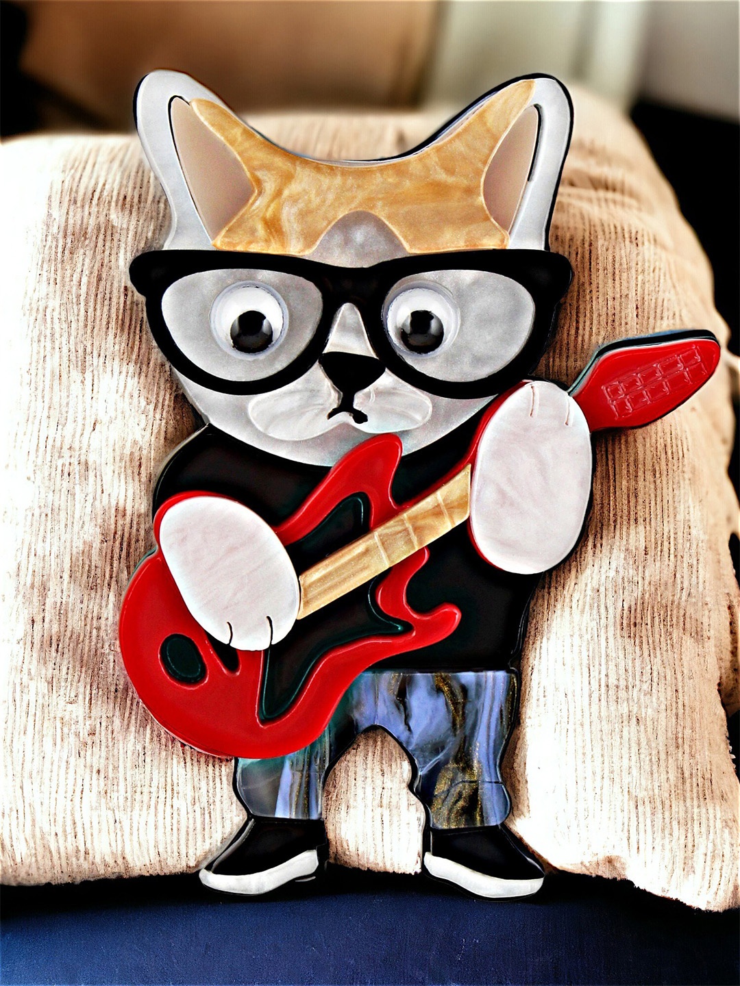 

LUCKY JEWELLERY Unisex Acrylic Guitar Cat With Glasses Brooch, Black
