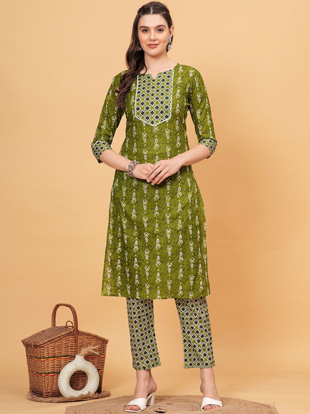 

JVSP FASHION Round Neck Floral Printed Regular Pure Cotton Straight Kurta with Trousers, Green