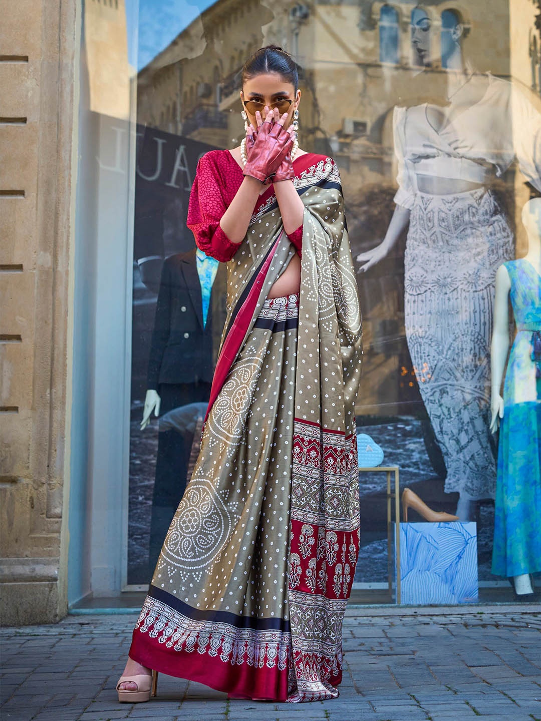 

elora Bandhani Satin Saree, Grey