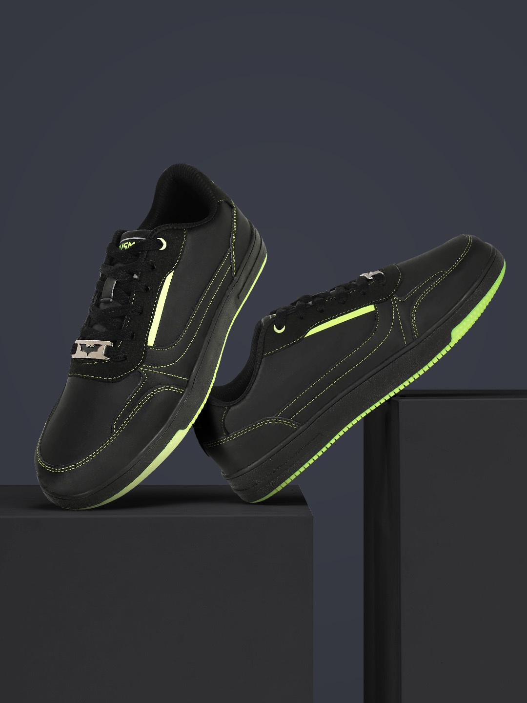 

Campus Men GOTHAM Textured Sneakers, Black