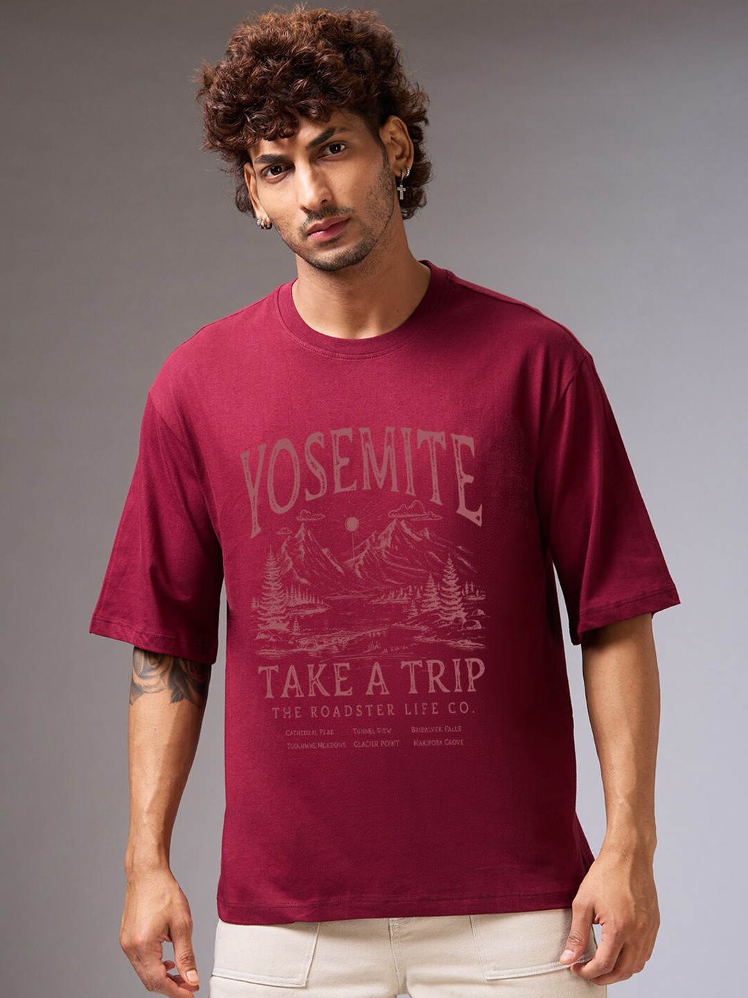 

The Roadster Lifestyle Co. Men Graphic-Printed Oversized-Fit Cotton T-Shirt, Maroon
