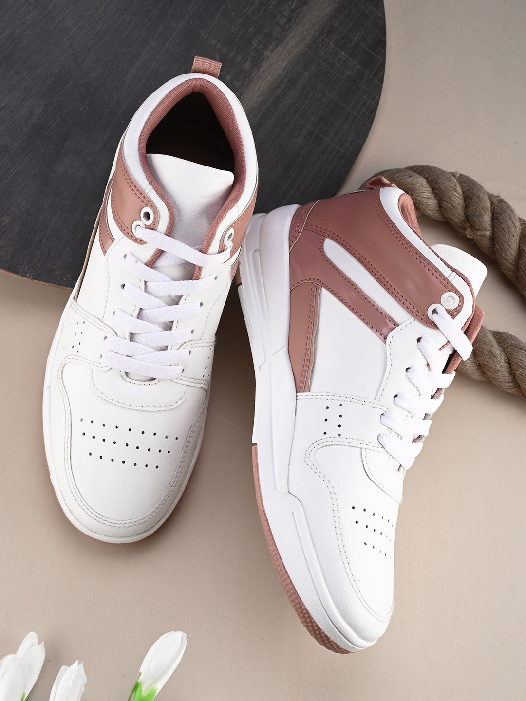 

The Roadster Lifestyle Co. Women White Round Toe Lightweight Sneakers