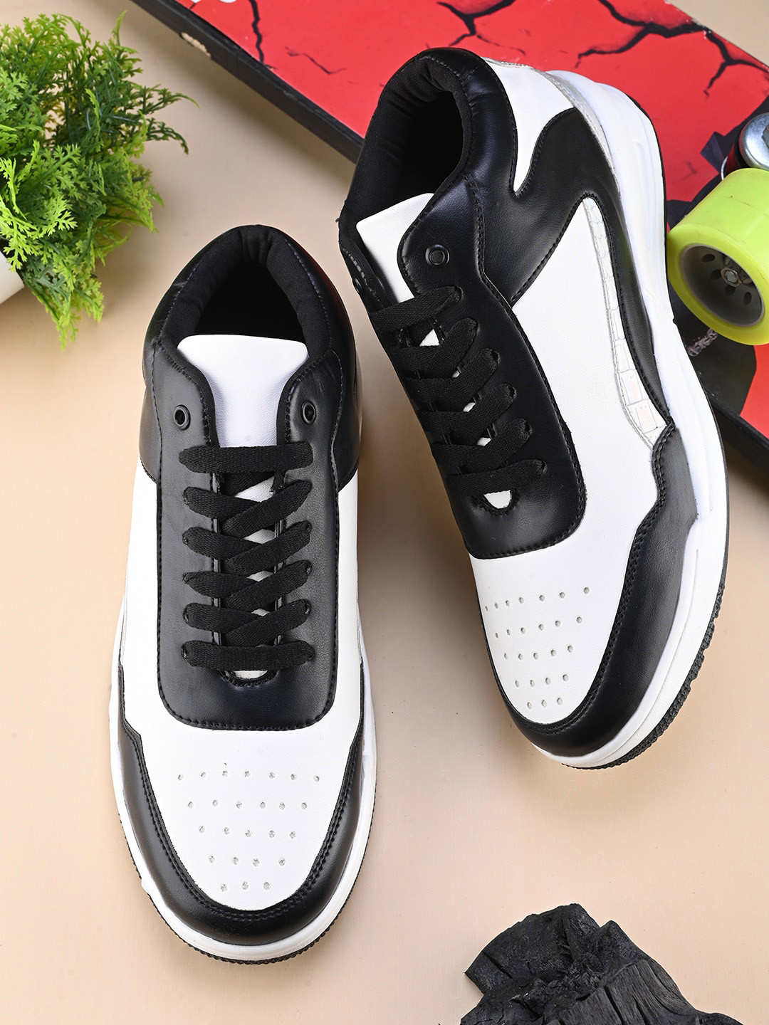 

The Roadster Lifestyle Co. Women White Round Toe Lightweight Sneakers, Black